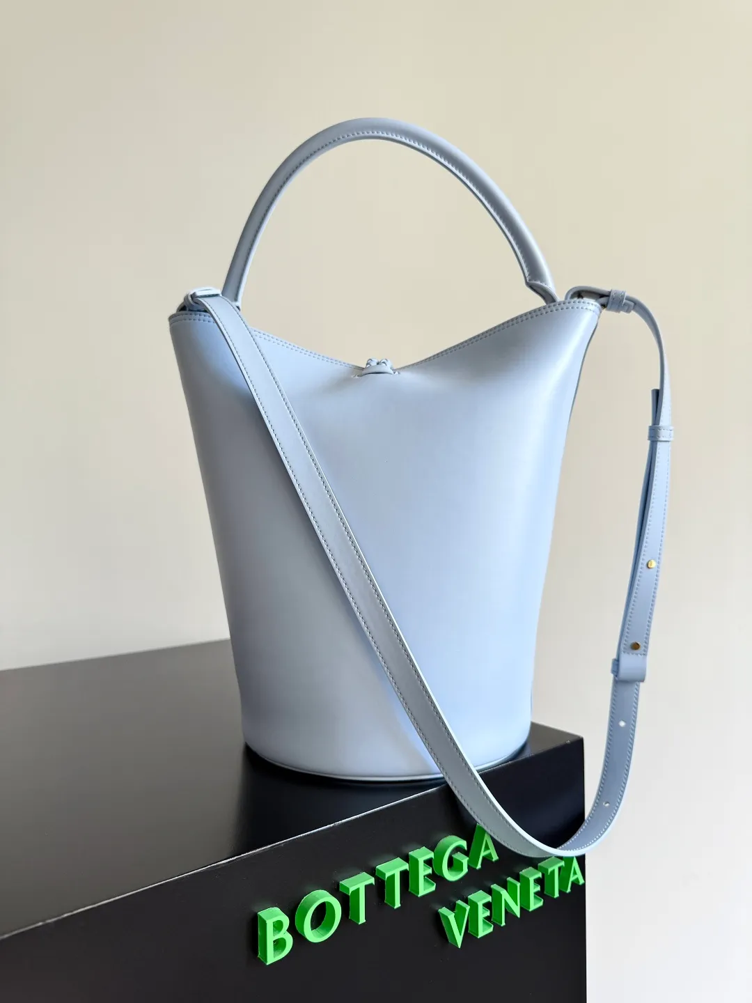 Batch 1880 BOTTEGA VENETA 2025 new women's LIBERTA small bucket bag The wind of "freedom" is still blowing towards summer🫧Unique bag shape and large enough capacity. This kind of small bag has always been very popular in summer. It can easily store essential items such as sunscreen and mini 5-fold umbrella when carrying it when going out. It uses braided knots and horseshoe buckle shapes. The metal ring is used for opening and closing, and the classic weaving is only used as an embellishment here, giving way to the simplicity of all-leather. It is a true combination of innovation and classics. It is also equipped with a detachable long shoulder strap. Friends who don’t like to carry it on the shoulder can only buy this bag and have more choices. Style number: 806038 Size: 30*18*18cm